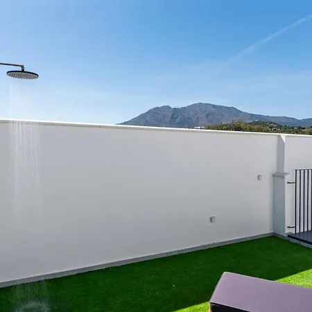 High-end Rooftop Penthouse Near & Apartment