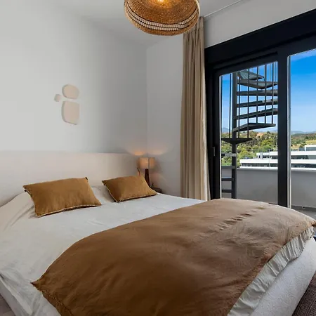 High-end Rooftop Penthouse Near & Apartment